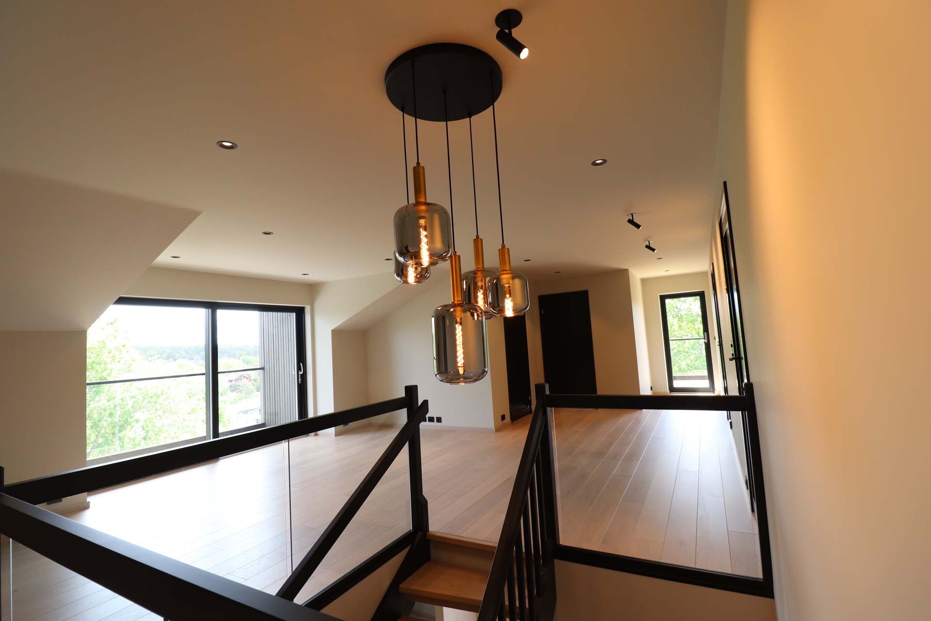 Downlights og pendellamper i lyst trapperom