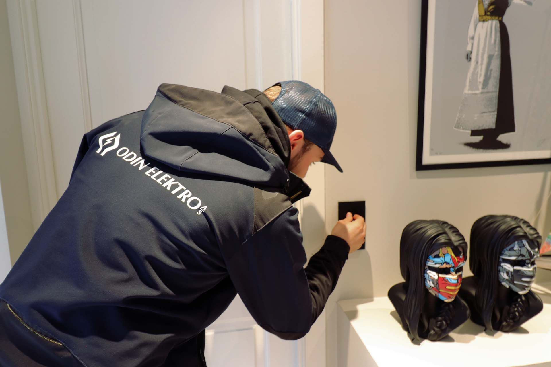 Elektriker fra Odin Elektro monterer brytere i bolig