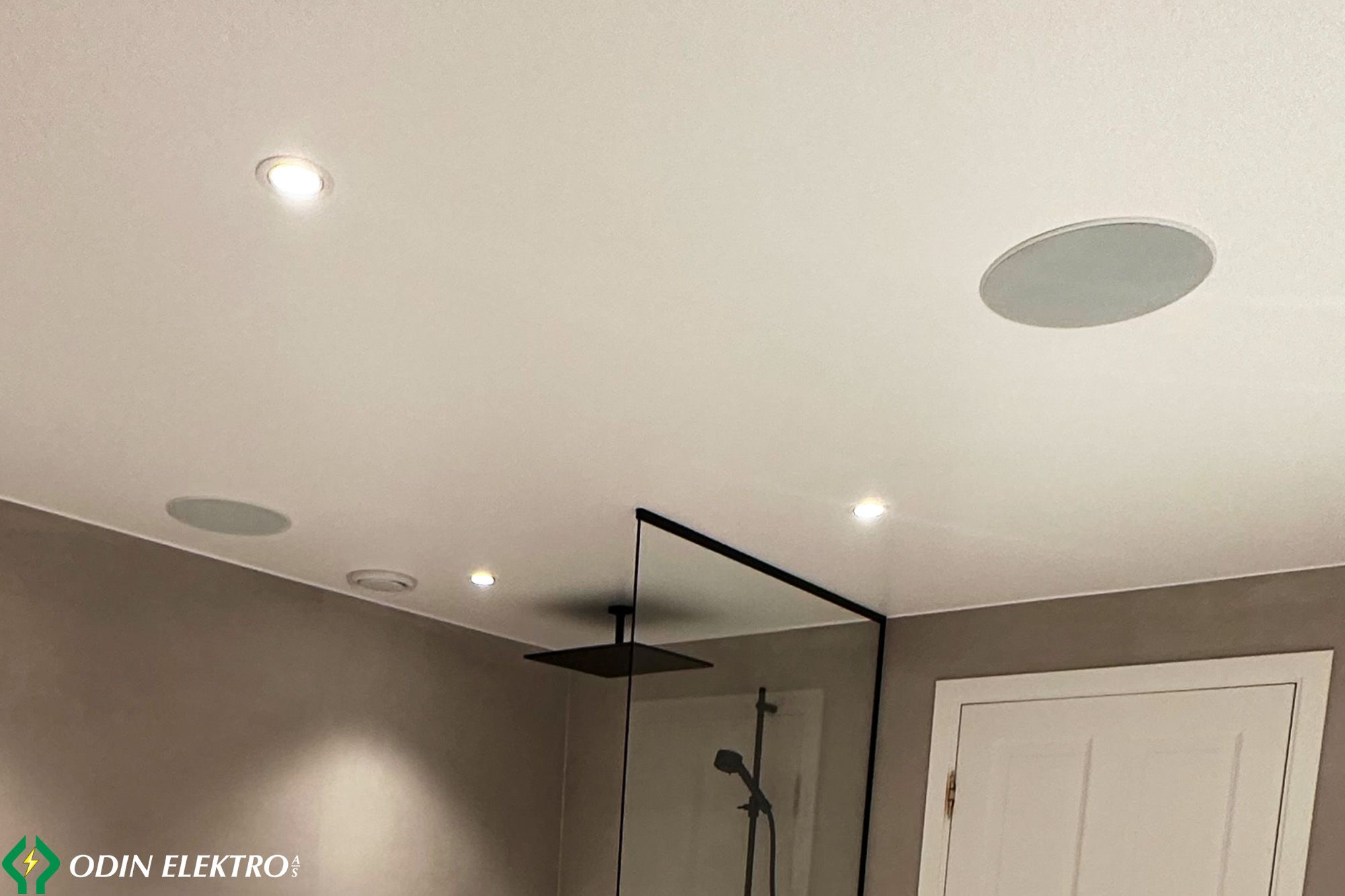 Innfelt høyttaler i tak ved siden av downlights