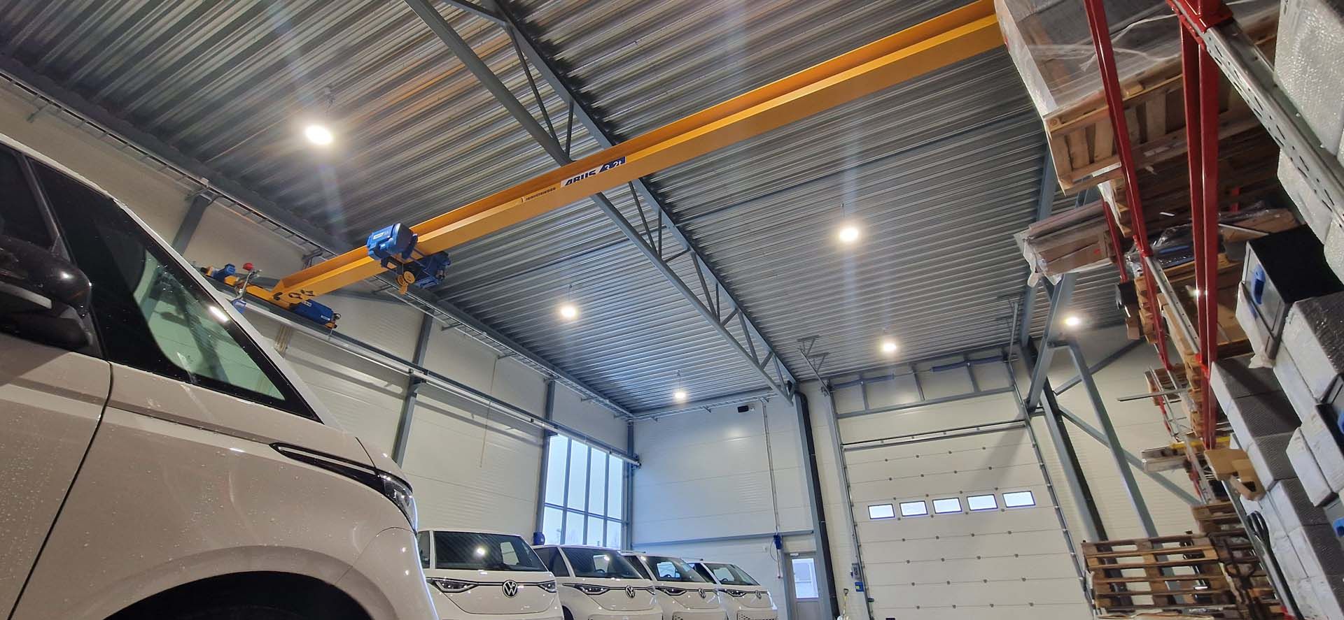 Verksted med nye LED-armaturer i taket