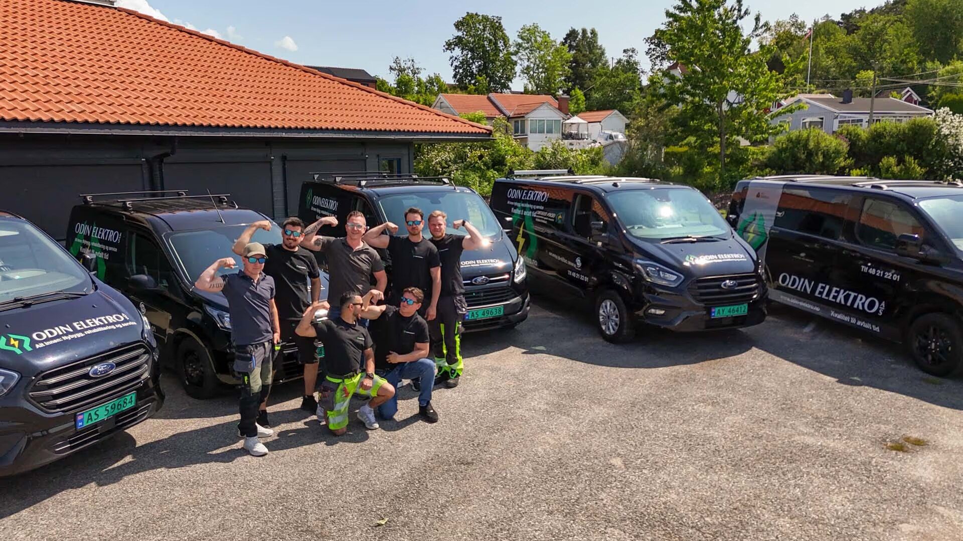 Servicebilene til Odin Elektro utenfor lokalene på Gressvik