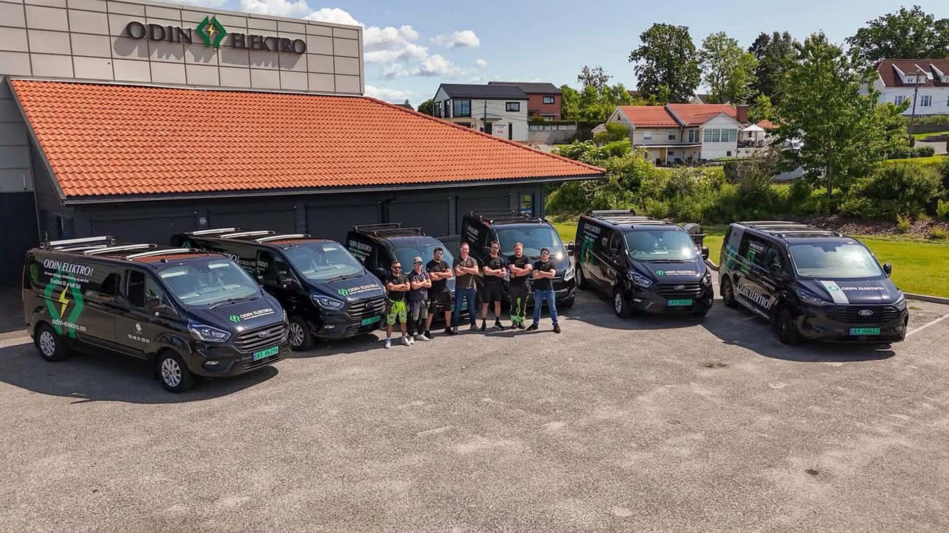 Teamet i Odin Elektro foran servicebilene på Gressvik